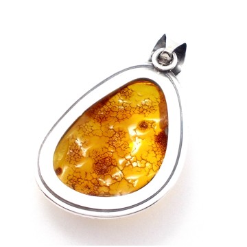 SREBRNY WISIOREK Z BURSZTYNEM BAŁTYCKIM