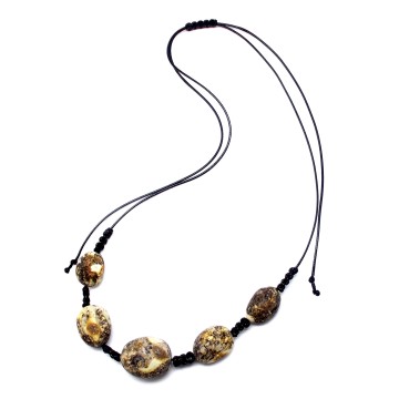 NASZYJNIK Z BURSZTYNU NIEOSZLIFOWANEGO