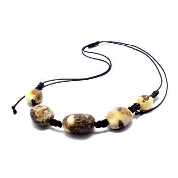 NASZYJNIK Z BURSZTYNU NIEOSZLIFOWANEGO