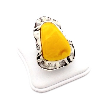 SREBRNY PIERŚCIONEK Z BURSZTYNEM