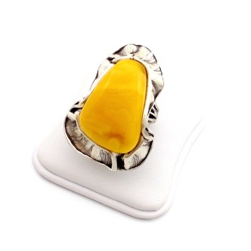 SREBRNY PIERŚCIONEK Z BURSZTYNEM