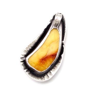 SREBRNY WISIOREK Z BURSZTYNEM BAŁTYCKIM