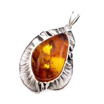 SREBRNY WISIOREK Z BURSZTYNEM MLECZNYM