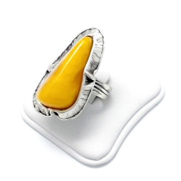 Pierścionek z bursztynem