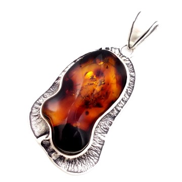 SREBRNY WISIOREK Z BURSZTYNEM BAŁTYCKIM