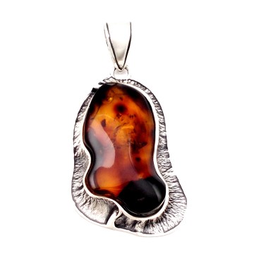 SREBRNY WISIOREK Z BURSZTYNEM BAŁTYCKIM