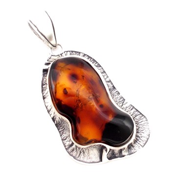 SREBRNY WISIOREK Z BURSZTYNEM BAŁTYCKIM