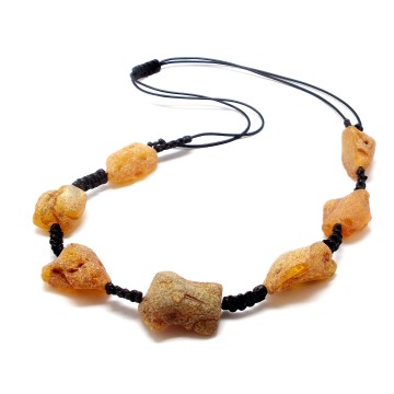 NASZYJNIK Z BURSZTYNU NIEOSZLIFOWANEGO