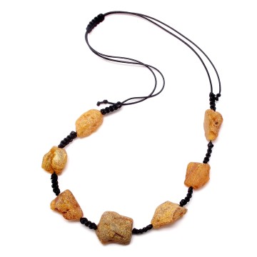 NASZYJNIK Z BURSZTYNU NIEOSZLIFOWANEGO