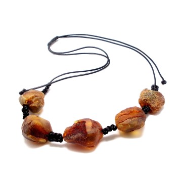 NASZYJNIK Z BURSZTYNU NIEOSZLIFOWANEGO