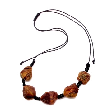 NASZYJNIK Z BURSZTYNU NIEOSZLIFOWANEGO