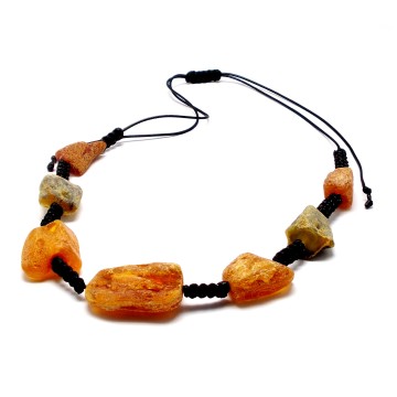 NASZYJNIK Z BURSZTYNU NIEOSZLIFOWANEGO